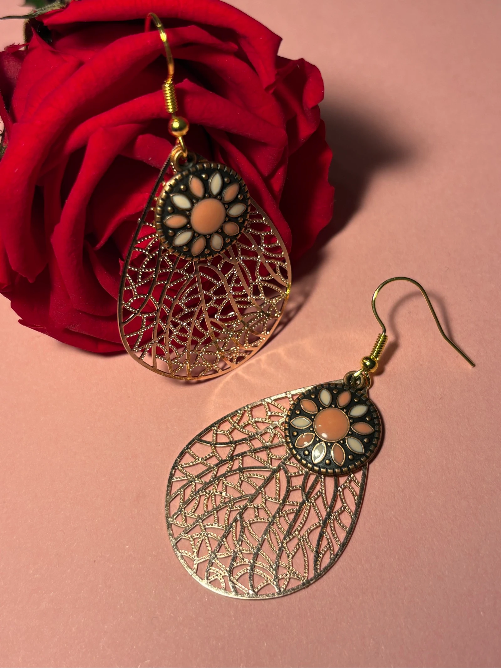 Brincos pendentes dourados / Estilo Boêmio e Floral – photo 3